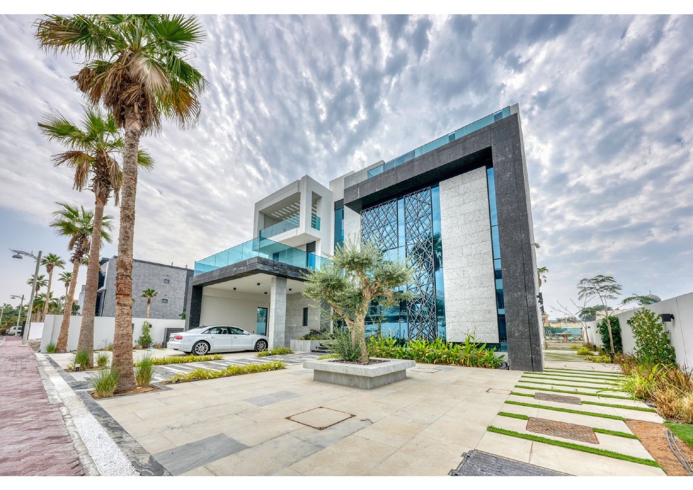 Frond G Villa 04A on Palm Jumeirah — photo 1 of 36